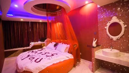 Sốc với khách sạn đầy dây xích, còng tay