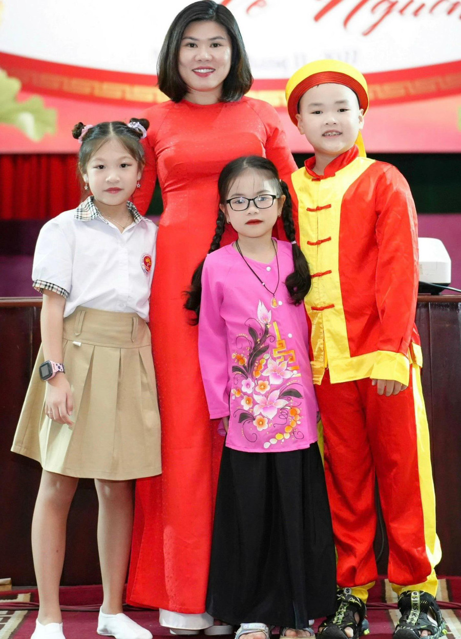 Cô Hoàng Thanh Bình - Hiệu trưởng Trường Tiểu học Trần Nhân Tông (TP Nam Định) cùng các em học sinh tại chương trình. Cô Hoàng Thanh Bình - Hiệu trưởng Trường Tiểu học Trần Nhân Tông (TP Nam Định) cùng các em học sinh tại chương trình.