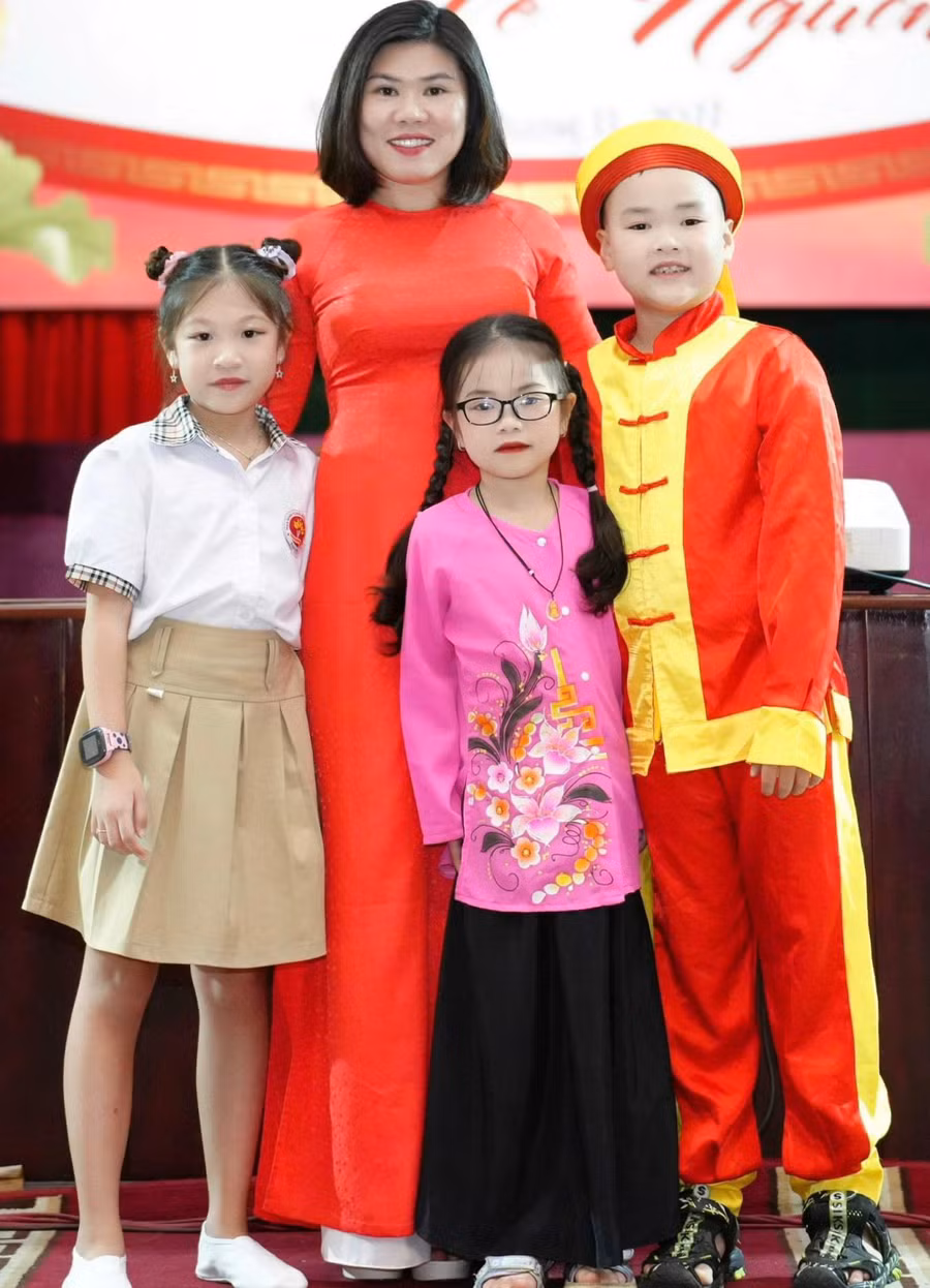 Cô Hoàng Thanh Bình - Hiệu trưởng Trường Tiểu học Trần Nhân Tông (TP Nam Định) cùng các em học sinh tại chương trình.