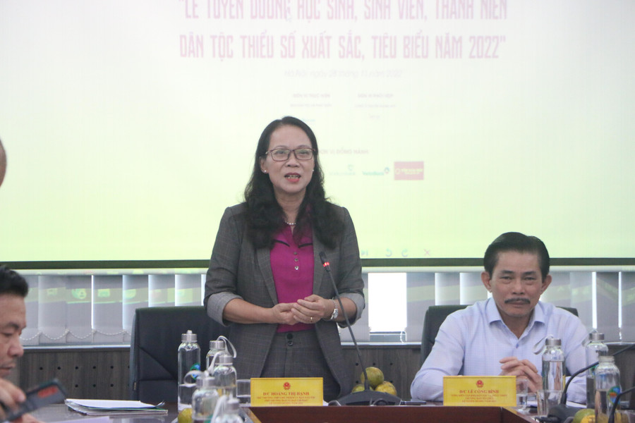 Bà Hoàng Thị Hạnh - Thứ trưởng, Phó Chủ nhiệm Ủy ban Dân tộc cung cấp một số thông tin tại họp báo.