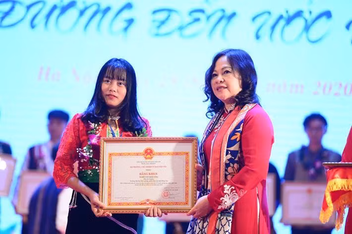 Thứ trưởng Bộ GD&ĐT Ngô Thị Minh trao bằng khen cho học sinh, sinh viên, thanh niên DTTS tiêu biểu năm 2020. Ảnh tư liệu: TG.