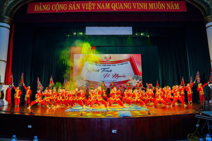 Tiết mục múa hát của học sinh nhà trường trong "Hành trình Về nguồn" tại Nhà văn hóa 3/2 ngày 27/11 ở TP Nam Định. Tiết mục múa hát của học sinh nhà trường trong "Hành trình Về nguồn" tại Nhà văn hóa 3/2 ngày 27/11 ở TP Nam Định.