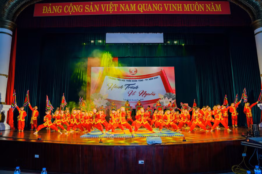 Tiết mục múa hát của học sinh nhà trường trong "Hành trình Về nguồn" tại Nhà văn hóa 3/2 ngày 27/11 ở TP Nam Định.