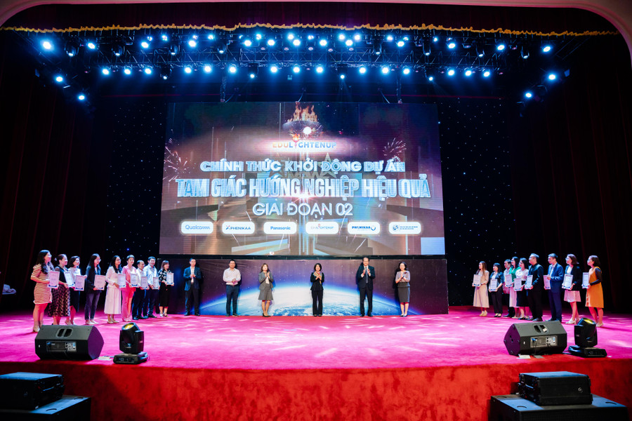 Các đại biểu chính thức thực hiện nghi thức khởi động Dự án Tam giác hướng nghiệp hiệu quả giai đoạn 2.