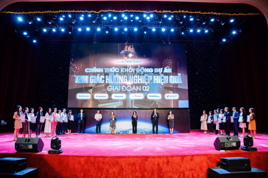 Các đại biểu chính thức thực hiện nghi thức khởi động Dự án Tam giác hướng nghiệp hiệu quả giai đoạn 2. Các đại biểu chính thức thực hiện nghi thức khởi động Dự án Tam giác hướng nghiệp hiệu quả giai đoạn 2.