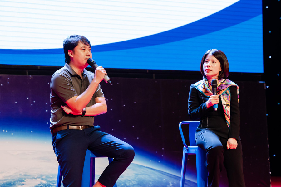 Bà Phan Thị Hồng Dung (phải) và ông Nguyễn Văn An cùng bàn về năng lực tự hướng nghiệp của học sinh.