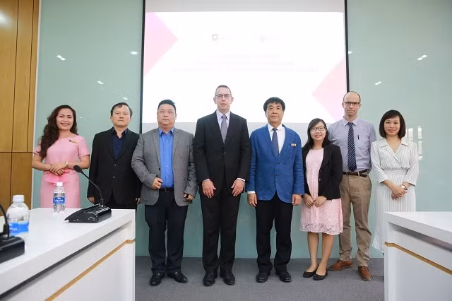 Hai bên hài lòng với những gì ký kết,thỏa thuận hợp tác cùng nhau Hai bên hài lòng với những gì ký kết,thỏa thuận hợp tác cùng nhau