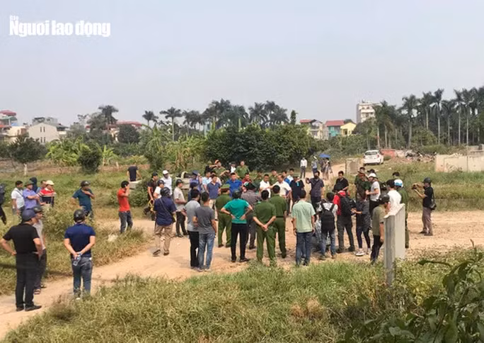 Đưa 2 nghi phạm sát hại nam sinh viên chạy Grab thực nghiệm hiện trường - Ảnh 3.