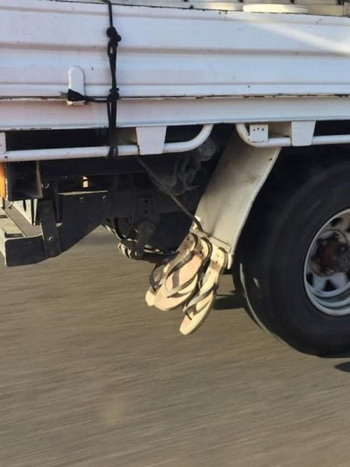 Tận dụng đến chiếc dép cuối cùng. Tận dụng đến chiếc dép cuối cùng.