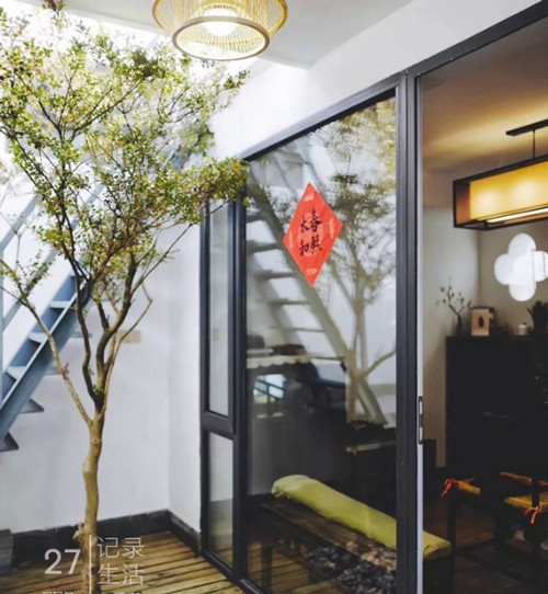 Cô gái trẻtrồng cả cây ở hiên nhà.