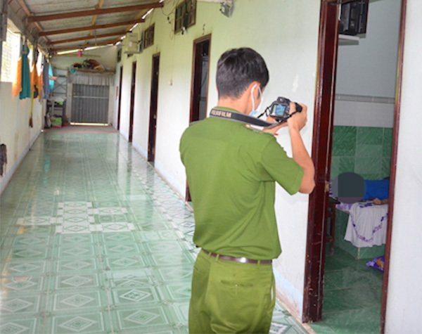 Cơ quan công an khám nghiệm hiện trường vụ việc.