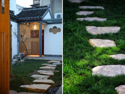 Lối dẫn vào nhà đi qua thảm cỏ xanh,lót đá.