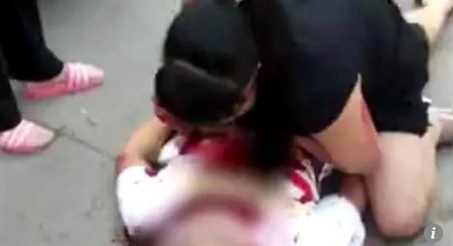 Trung Quốc: Con trai bỏ mạng vì cứu mẹ khỏi tên cướp táo tợn Trung Quoc: Con trai bo mang vi cuu me khoi ten cuop tao ton