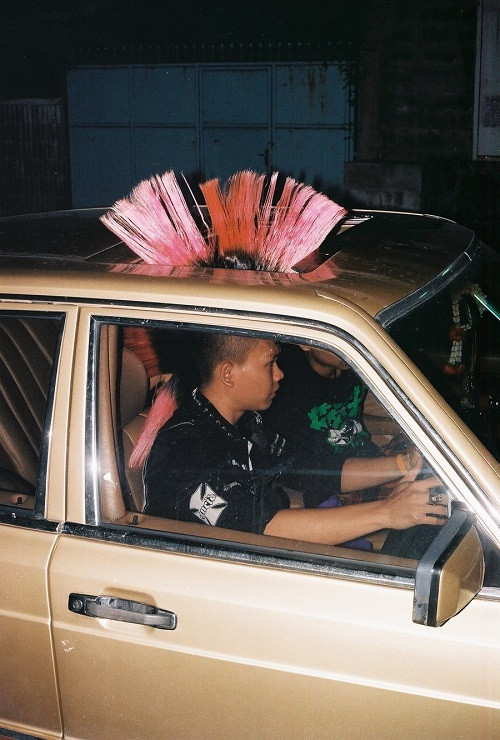 Anh ấy sẽ ra khỏi xe bằng cách nào? Anh ấy sẽ ra khỏi xe bằng cách nào?