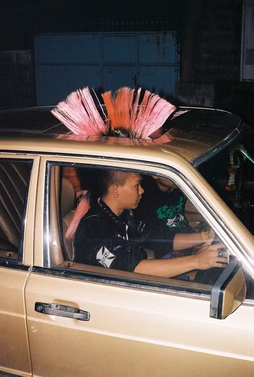 Anh ấy sẽ ra khỏi xe bằng cách nào?