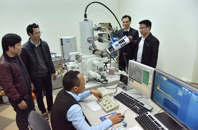 Nghiên cứu khoa học tại Viện Tiên tiến Khoa học và Công nghệ Trường đại học Bách khoa Hà Nội. Ảnh: ĐĂNG KHOA
