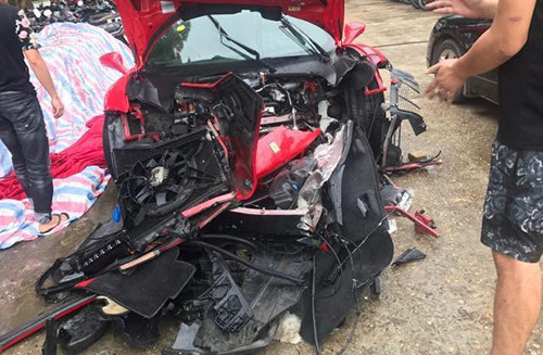 Siêu xe nát phần đầu. Siêu xe nát bét phần đầu. Ảnh: Quang Sáng.