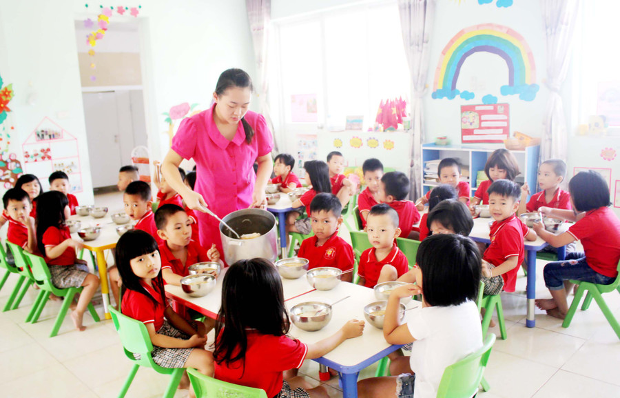 Một bữa ăn cho học sinh con em công nhân tại Vĩnh Phúc Một bữa ăn cho học sinh con em công nhân tại Vĩnh Phúc