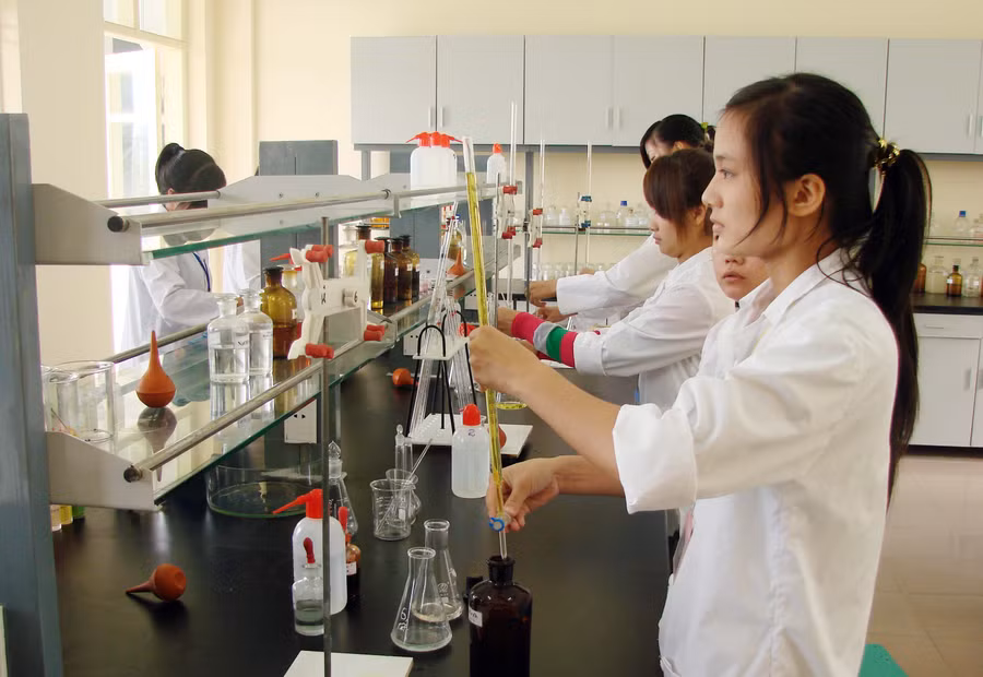 Sinh viên chuyên ngành sinh hóa nghiên cứu khoa học trong nhà trường