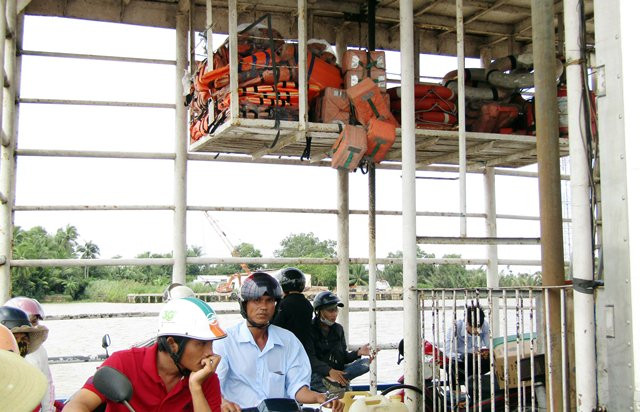 Áo phao không được sử dụng trên phà (ảnh chụp ngày 12/10)