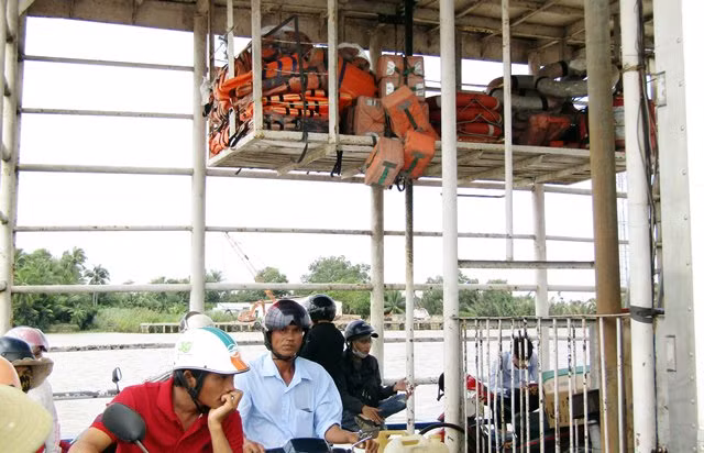 Áo phao không được sử dụng trên phà (ảnh chụp ngày 12/10)