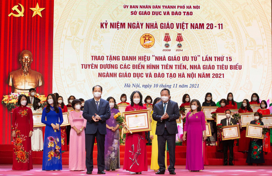 Cô Trần Minh Hiền trong lễ đón nhận danh hiệu cao quý "Nhà giáo ưu tú" tổ chức tại Hà Nội. Ảnh: NVCC. Cô Trần Minh Hiền trong lễ đón nhận danh hiệu cao quý "Nhà giáo ưu tú" tổ chức tại Hà Nội. Ảnh: NVCC.