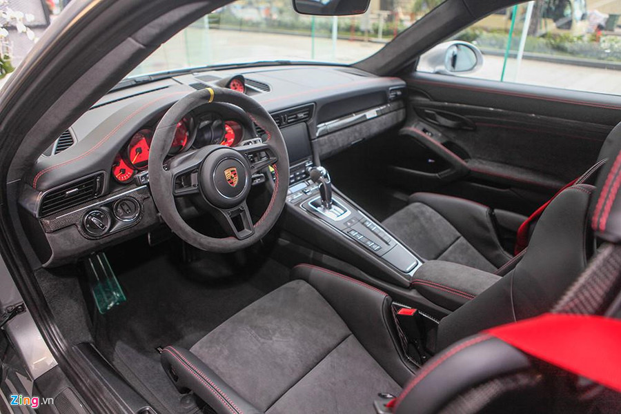 Bên trong, khoang ca-bin của 911 GT2 RS được bọc da màu đen, da Alcantara màu đỏ và vật liệu carbon - tạo nên không gian lái đậm chất thể thao. Vô-lăng của 911 GT2 RS được bọc da, tích hợp lẫy chuyển số. Ảnh: Nhung Anh. Ong Dang Le Nguyen Vu sam Porsche GT2 RS hon 20 ty sau khi ly hon hinh anh 8