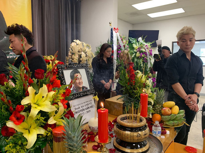 Những hình ảnh nhìn rơi nước mắt tại đám tang nghệ sĩ Anh Vũ ở Mỹ - ảnh 1