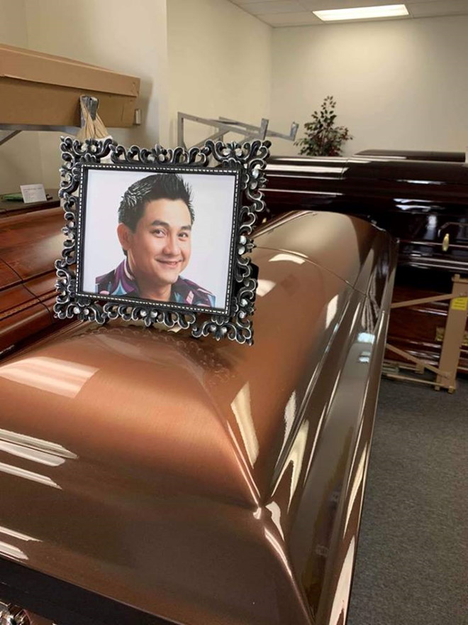 Những hình ảnh nhìn rơi nước mắt tại đám tang nghệ sĩ Anh Vũ ở Mỹ - ảnh 9