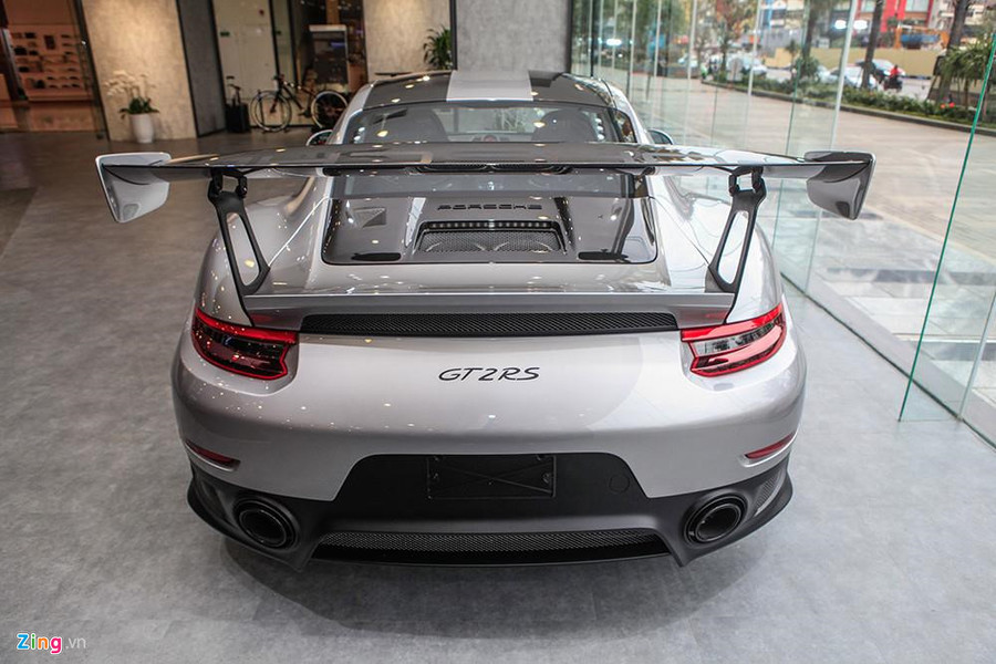 Đi cùng với động cơ mạnh mẽ là hộp số ly hợp kép PDK 7 cấp giúp 911 GT2 RS tăng tốc 0-100 km/h trong 2,8 giây trước khi đạt vận tốc tối đa 340 km/h. Để tối ưu hiệu suất, 911 GT2 RS được trang bị hệ thống ống xả bằng titanium, nhẹ hơn 6,8 kg so với ống xả trên 911 Turbo. Ảnh: Nhung Anh. Ong Dang Le Nguyen Vu sam Porsche GT2 RS hon 20 ty sau khi ly hon hinh anh 6