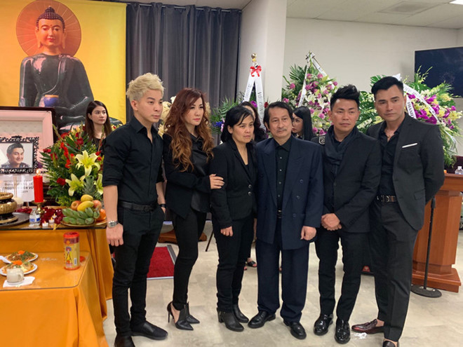 Những hình ảnh nhìn rơi nước mắt tại đám tang nghệ sĩ Anh Vũ ở Mỹ - ảnh 13