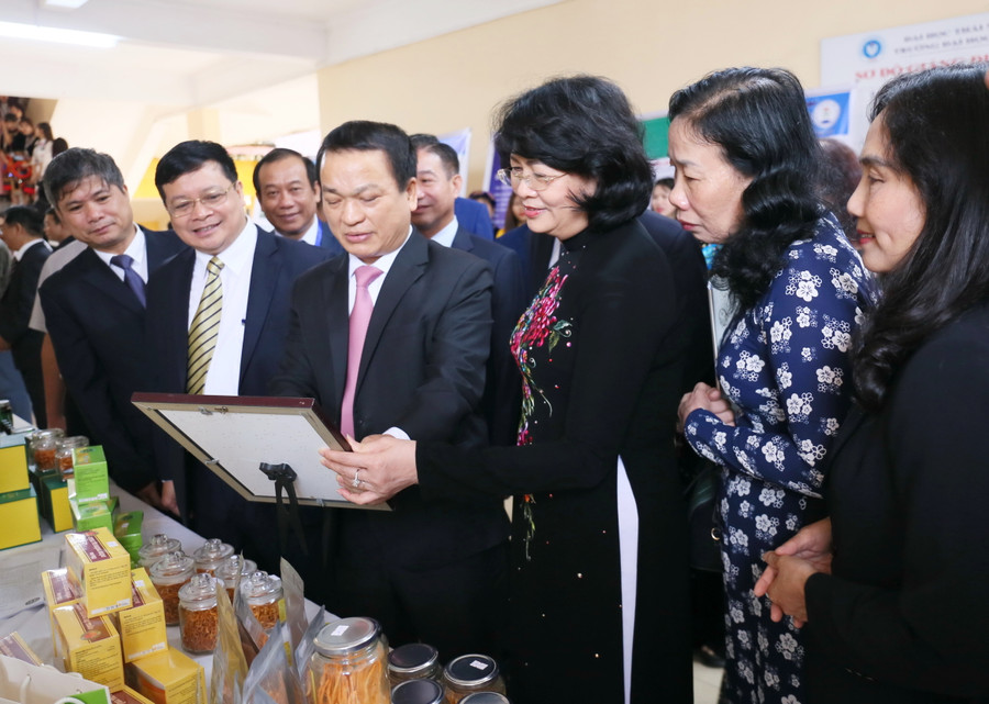 Phó Chủ tịch nước Đặng Thị Ngọc Thịnh; GS.TS Phạm Hồng Quang, Giám đốc ĐHTN và các đại biểu thăm khu trưng bày sản phẩm KHCN của ĐHTN. Phó Chủ tịch nước Đặng Thị Ngọc Thịnh; GS.TS Phạm Hồng Quang, Giám đốc ĐHTN và các đại biểu thăm khu trưng bày sản phẩm KHCN của ĐHTN.