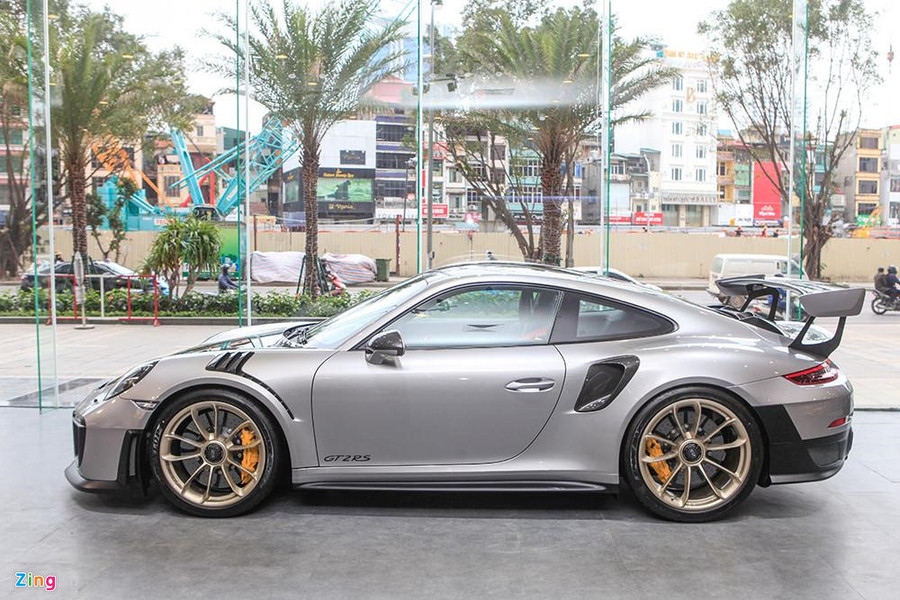 Porsche 911 GT2 RS là chiếc 911 mạnh và nhanh nhất mà hãng xe Đức từng sản xuất. Trong các dòng xe thương mại của Porsche, 911 GT2 RS chỉ chịu đứng sau 918 Spyder về tốc độ. Ảnh: Nhung Anh. Ong Dang Le Nguyen Vu sam Porsche GT2 RS hon 20 ty sau khi ly hon hinh anh 3