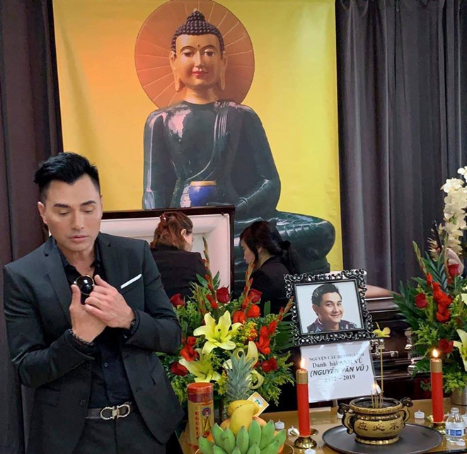Những hình ảnh nhìn rơi nước mắt tại đám tang nghệ sĩ Anh Vũ ở Mỹ - ảnh 4