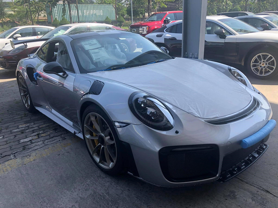 Chiếc 911 GT2 RS của ông Đặng Lê Nguyên Vũ thuộc đời 2018. Trước chiếc xe của ""vua cà phê"", Việt Nam đã đón một cặp 911 GT2 RS hồi tháng 1, một chiếc tại TP.HCM và một ở Hà Nội. Theo một số nguồn tin, ông Đặng Lê Nguyên Vũ đặt hàng siêu xe này từ tháng 1, sau khi thấy bộ đôi siêu xe về Việt Nam. Chiếc Porsche GT2 RS của ông Vũ là chiếc thứ 3 được mang về Việt Nam tính từ đầu năm tới nay. Ảnh: Hieu Le. Ong Dang Le Nguyen Vu sam Porsche GT2 RS hon 20 ty sau khi ly hon hinh anh 2