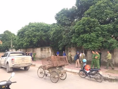 Lực lượng chức năng vây bắt đàn chó tại nhà bà An.