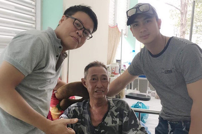 Đồng nghiệp và khán giả liên tục vào thăm khiến nghệ sĩ Lê Bình vui hơn. Nghe si Le Binh: