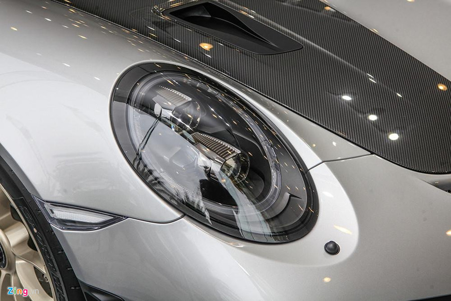 Là mẫu xe hiệu năng cực cao, Porsche 911 GT2 RS được tối ưu hóa tối đa khả năng khí động học với vật liệu carbon. Những bộ phận mang tính khí động học đều được áp dụng loại vật liệu nhẹ này, bao gồm: hốc gió trên nắp ca-pô, cánh lướt gió phía trước và đuôi gió cỡ lớn ở phía sau. Ảnh: Nhung Anh. Ong Dang Le Nguyen Vu sam Porsche GT2 RS hon 20 ty sau khi ly hon hinh anh 7