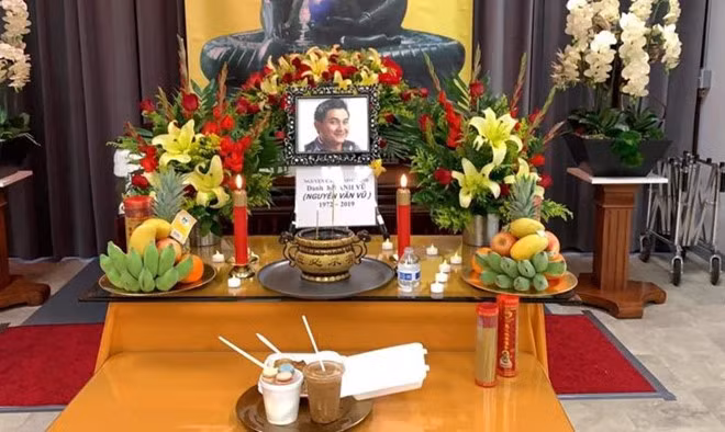 Những hình ảnh nhìn rơi nước mắt tại đám tang nghệ sĩ Anh Vũ ở Mỹ - ảnh 6