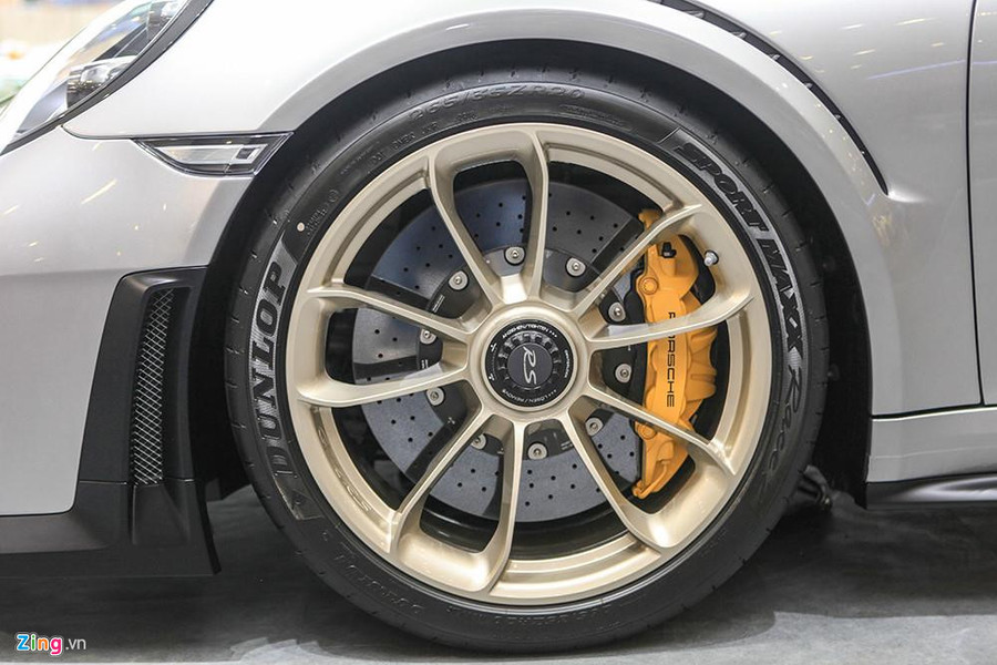 Khác với bộ đôi cập bến hồi tháng 1, chiếc 911 GT2 RS của ""vua cà phê"" không được trang bị gói tùy chọn Weisach Package có giá khoảng1 tỷ đồng. Tuy nhiên, với chừng ấy trang bị tiêu chuẩn đi kèm, Porsche 911 GT2 RS đã là quái thú thực thụ trên đường đua. Ảnh: Nhung Anh. Ong Dang Le Nguyen Vu sam Porsche GT2 RS hon 20 ty sau khi ly hon hinh anh 9