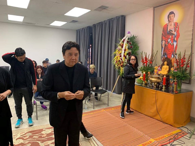 Những hình ảnh nhìn rơi nước mắt tại đám tang nghệ sĩ Anh Vũ ở Mỹ - ảnh 10