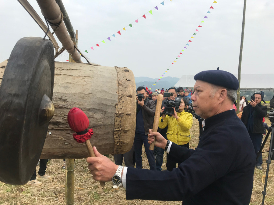 Đánh trống, chiêng khai hội Lùng Tùng. Đánh trống, chiêng khai hội Lùng Tùng.