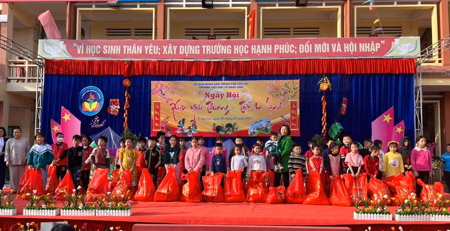 Trường Tiểu học Lê Ngọc Hân trao quà cho học sinh có hoàn cảnh khó khăn.