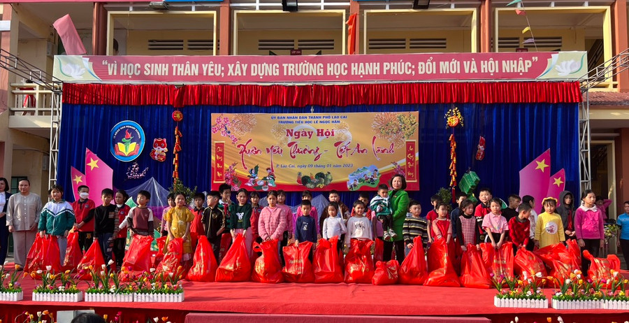 Trường Tiểu học Lê Ngọc Hân trao quà cho học sinh có hoàn cảnh khó khăn. Trường Tiểu học Lê Ngọc Hân trao quà cho học sinh có hoàn cảnh khó khăn.