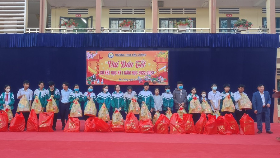 Trường THCS Bắc Cường trao quà Tết cho học sinh có hoàn cảnh khó khăn. Trường THCS Bắc Cường trao quà Tết cho học sinh có hoàn cảnh khó khăn.