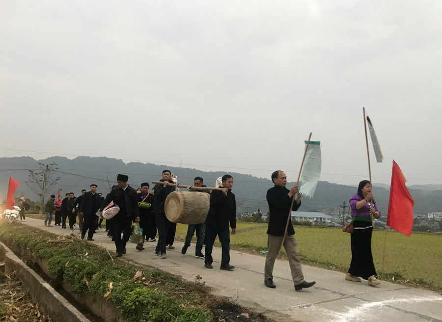 Ngay từ sáng sớm, người dân xã Mường Cang đã xuống đồng chuẩn bị cho Lễ hội. Ngay từ sáng sớm, người dân xã Mường Cang đã xuống đồng chuẩn bị cho Lễ hội.
