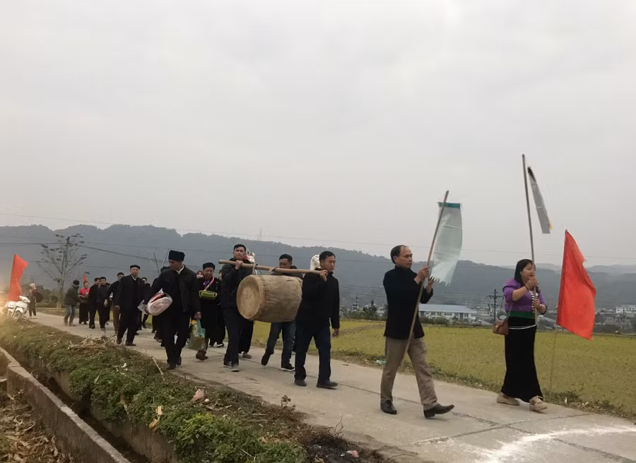 Ngay từ sáng sớm, người dân xã Mường Cang đã xuống đồng chuẩn bị cho Lễ hội.