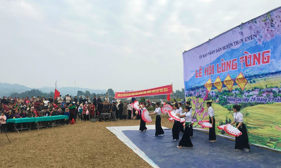 Lễ hội Lùng Tùng thu hút đông đảo người dân và du khách tham gia. Lễ hội Lùng Tùng thu hút đông đảo người dân và du khách tham gia.
