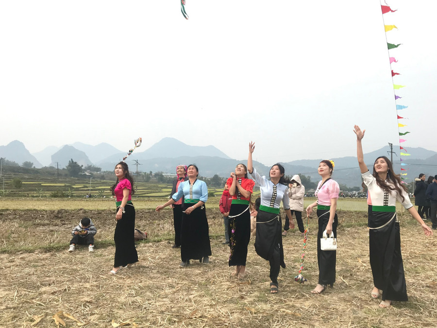 Người dân và du khách tham gia ném còn trong Lễ hội. Người dân và du khách tham gia ném còn trong Lễ hội.