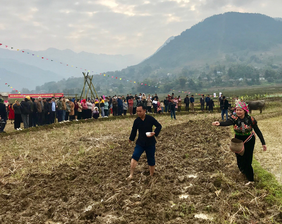 Những nghi thức trong Lễ hội Lùng Tùng cầu mong cho mùa màng bội thu. Những nghi thức trong Lễ hội Lùng Tùng cầu mong cho mùa màng bội thu.